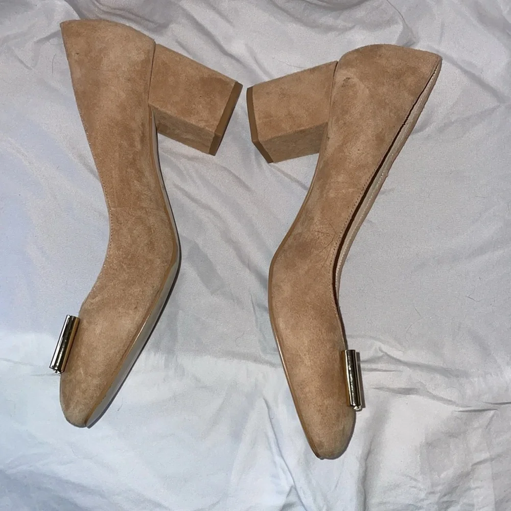 Kate Spade New York Lorin Beige Suede Leather Pump Shoe Gold Bow size 8.5